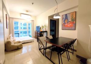 2BR Spacious Apt with Free Pool, View & Gym Access ,near MOA, Okada & Airport