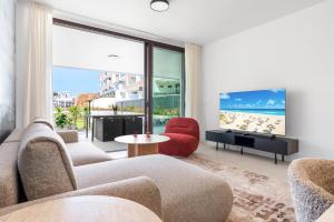 Elegante apartamento 2BR con terraza en Higuerón