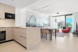 Elegante apartamento 2BR con terraza en Higuerón