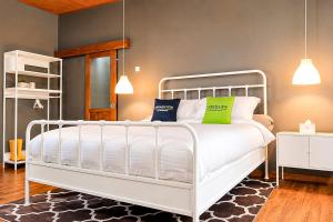 Urbanview Hotel Kalaras & Mini Zoo Cijeruk Bogor