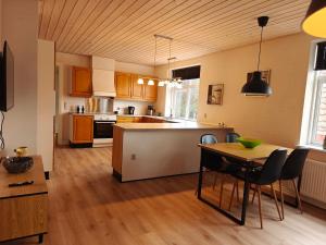 Lovely House Of 165 M2 Divided2 Apartments