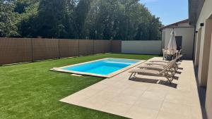 Villa neuve avec piscine