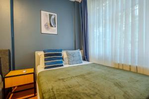 Spacious 5BR Sea View Apartment with Balcony & Elevator