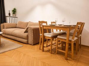 Ultracentral 1 BR Apartment with Parliament View