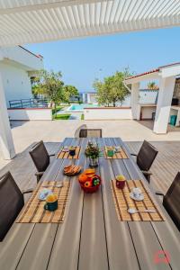 Villa with Pool on the Sea