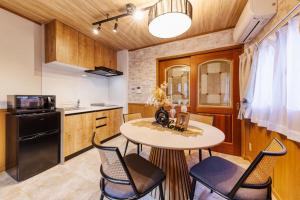 Spacious Entire Home for Groups, 16 Guests, 4 Bedrooms, Osaka Shinsekai Area