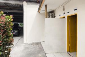 RedDoorz near Pantai Indah Sialang Buah