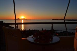 Sunset & Seaview Balcony Apartment Private Garage