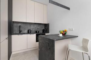 Stylish Apartment for 4 Guests with Balcony and Parking by Renters Prestige