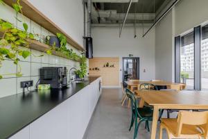 Stylish Apartment for 4 Guests with Balcony and Parking by Renters Prestige