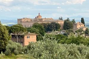 Private Staffed Tuscan Estate with large pool 5 min from Siena