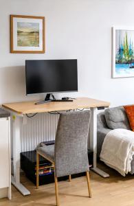 Modern Two Bedroom Apartment with Balcony in London Wandsworth