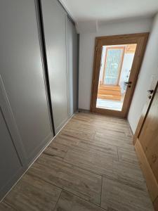Domček v stráni