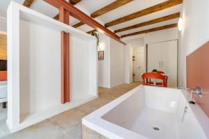 Port Apartsuite Bath Experience