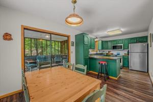 Skyefall - Hot tub| Fireplace| Wifi|Screen porch|BBQ grill|Games| Community pool|Piano