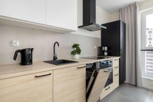 Sunny Family Apartment with 2 Bedrooms and Parking by Noclegi Renters