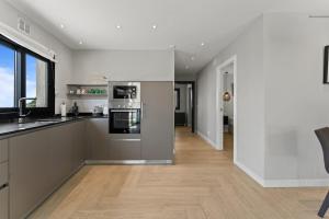 Suite 414 Modern Living, Big Terrace & Sea Views