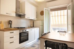 Large Apartment with Terrace,Sleeps 6 - 200 m from the Sea