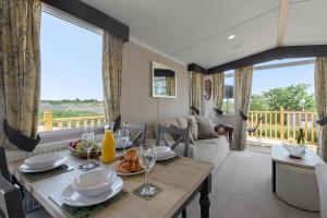 Paw & Palms Retreat - Swimming Pool-Fishing Nearby