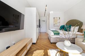 Luxury Studios at Park Place, Century City