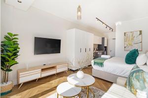 Luxury Studios at Park Place, Century City