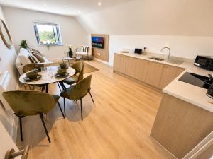 Beach Mews - Haven - Walk to Town and Beach - Two Bedroom Apartment - Sleeps 5
