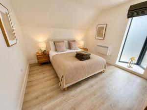 Beach Mews - Haven - Walk to Town and Beach - Two Bedroom Apartment - Sleeps 5