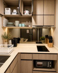 Bright Corner 2BR near BTS Bathtub Pool Gym