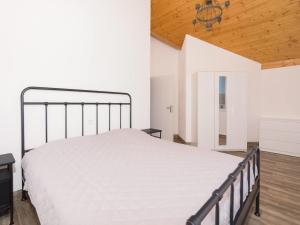 Central Apartment near Bern Parking & Balcony
