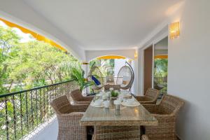 MARBELLA BANUS SUITES - Banús - Dama de Noche - Fully Renovated Designer 2BR - 2BA - Large Outdoor Terrace with Dining Area - Bright & Modern - Brand New Furniture & Appliances - S Pools - Ideal for Families