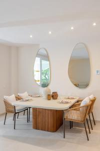 MARBELLA BANUS SUITES - Banús - Dama de Noche - Fully Renovated Designer 2BR - 2BA - Large Outdoor Terrace with Dining Area - Bright & Modern - Brand New Furniture & Appliances - S Pools - Ideal for Families