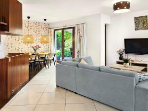 Bright 4 bedroom House with living room, work place & garden Warsaw