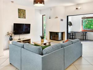 Bright 4 bedroom House with living room, work place & garden Warsaw