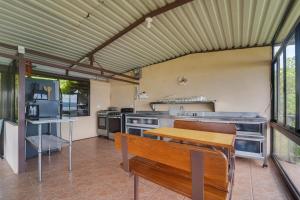 Home w Surrounding Lake Arenal & Volcano Views!
