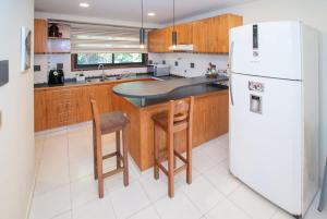 Spacious Mburucuya Duplex Pool BBQ & Jacuzzi