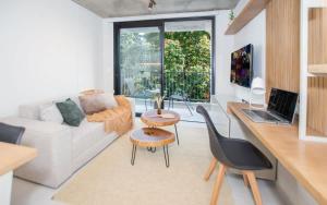 Urban Apt with Balcony Pool Cinema and BBQ Area
