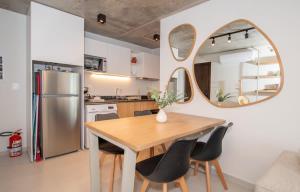 Urban Apt with Balcony Pool Cinema and BBQ Area