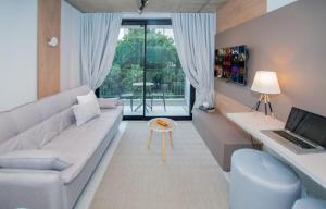 Urban Oasis Near Malls with Pool Gym and BBQ