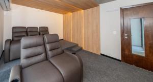 City Retreat in Best Area Pool Gym and Balcony