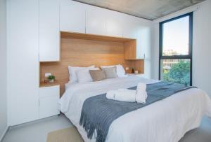 City Retreat in Best Area Pool Gym and Balcony
