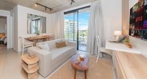 Business Gem Near Malls with Pool Gym & Fast WiFi