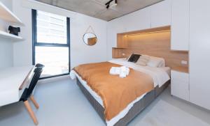 Stylish City Apartment with Balcony Pool and Gym
