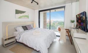 Stylish City Escape with Panoramic Views Pool&Gym