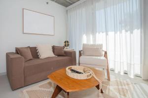 Stylish Stay with Private Patio Pool & Gym Access