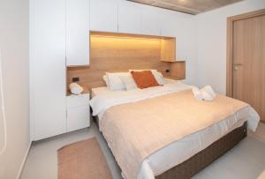Stylish Stay with Private Patio Pool & Gym Access