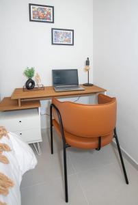 City View Apt with Workspace Pool and Gym Access