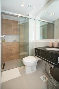 City View Apt with Workspace Pool and Gym Access