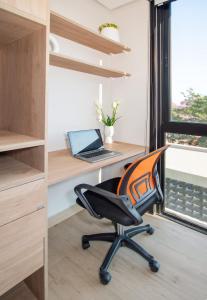 Chic Studio Near Malls with Pool and Gym