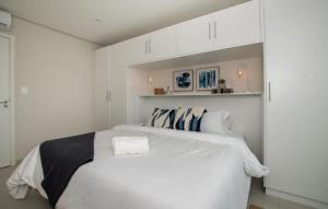 Chic Urban Flat walk to Malls with Pool and Gym