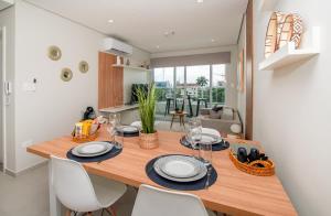 Chic Urban Flat walk to Malls with Pool and Gym